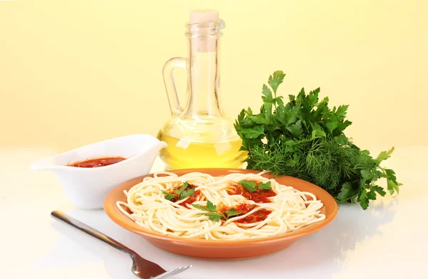 Composición de los deliciosos espaguetis con salsa de tomate y perejil sobre fondo colorido —  Fotos de Stock