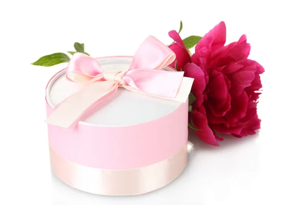 Beautirul 粉红色的礼物和牡丹花卉上白色隔离 — 图库照片