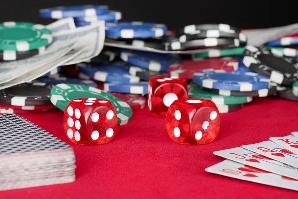 Jugar a las cartas en una mesa de póquer roja de cerca — Foto de Stock