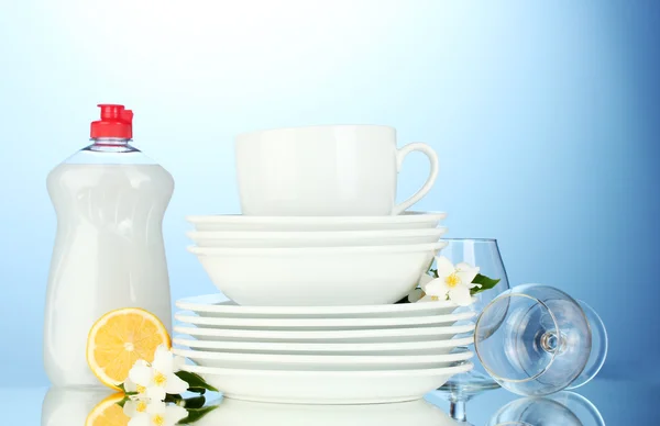 空清洁板、 眼镜和杯子与洗洁精和柠檬在蓝色背景 — 图库照片