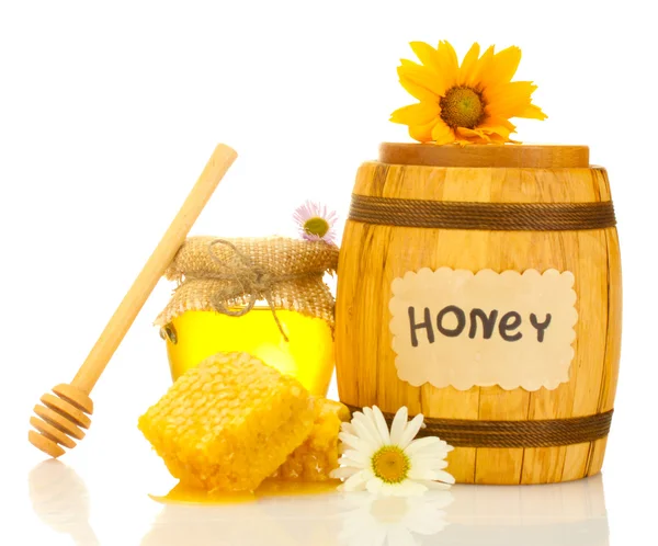 Солодкий мед в банці і бочці з медовим пакетом, дерев'яний мрясник і квіти ізольовані на білому — стокове фото