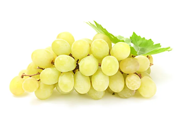 Спелый сладкий виноград на белом — стоковое фото