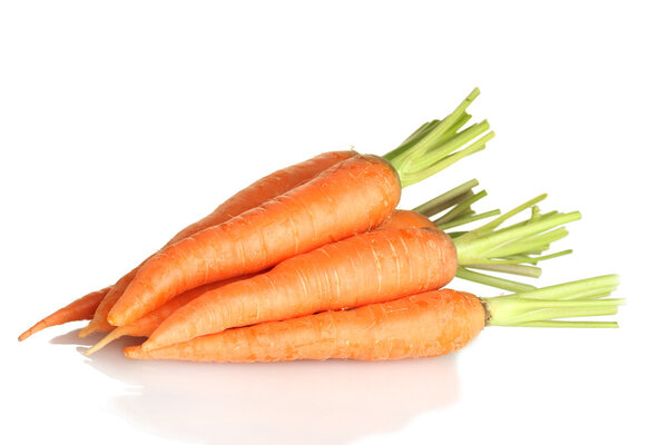 Свежая морковь, изолированная на белом