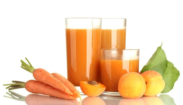 Ποτήρια καρότο και χυμό βερίκοκου απομονωθεί σε λευκό — Φωτογραφία Αρχείου