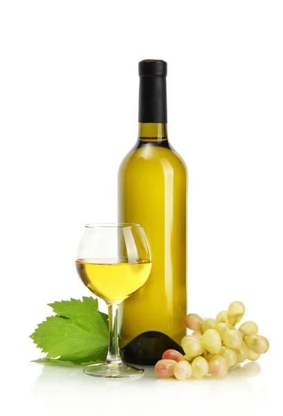 Garrafa, copo de vinho e uvas maduras isoladas sobre branco — Fotografia de Stock