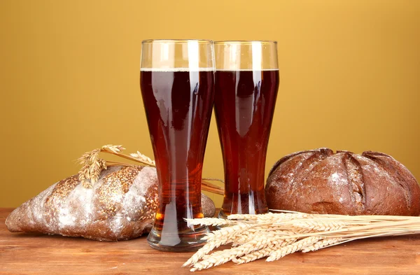 Dvě sklenice Kvas s chlebem na hnědé pozadí detail — Stock fotografie