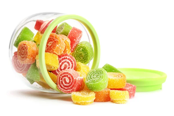 Caramelos de gelatina de colores en frasco de vidrio aislado en blanco —  Fotos de Stock