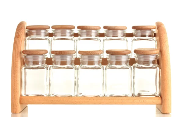 Frascos de vidro vazios para especiarias na prateleira de madeira isolada em branco — Fotografia de Stock