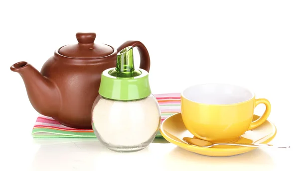Sarı fincan ile fincan tabağı ve üzerinde beyaz izole çaydanlık — Stok fotoğraf