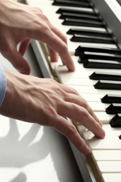 Handen van man piano spelen — Stockfoto