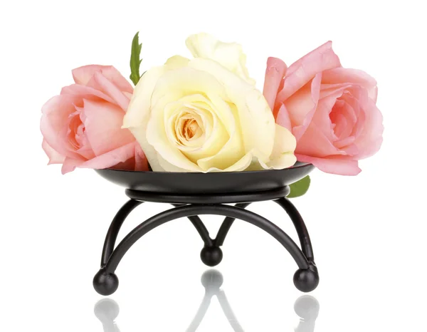 Drie rozen op metalen voet geïsoleerd op wit — Stockfoto