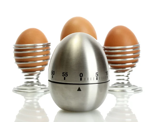 Temporizador de huevo y huevo en soporte de metal aislado en blanco — Foto de Stock
