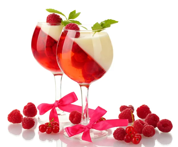 Gelatina di frutta in bicchieri con lamponi isolati su bianco — Foto Stock