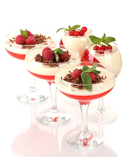 Фруктовое желе с шоколадом и ягодами в стаканах, изолированных на белом — стоковое фото
