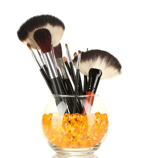 Make-up børster i en skål med sten isoleret på hvid - Stock-foto
