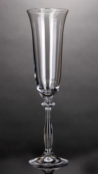 Leeres Glas für Champagner auf grauem Hintergrund — Stockfoto