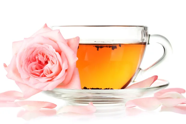 Tasse de thé à la rose isolée sur blanc — Photo