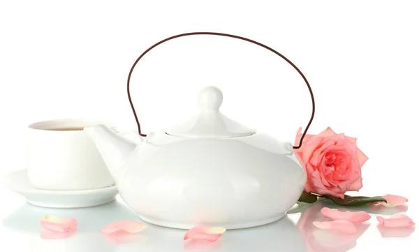 Чайник и чашку чая с розой изолированы на белом — стоковое фото