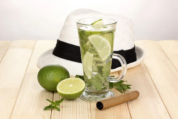 Mojito and a hat on a white wooden background — Stock Photo, Image