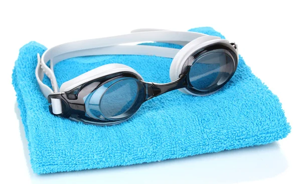 Плавать очки на полотенце изолированы на белом — стоковое фото