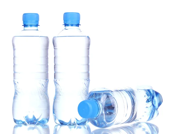Garrafas de plástico de água isolada em branco — Fotografia de Stock