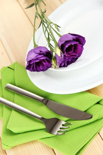 Geschirr mit Blume auf heller Serviette in Nahaufnahme — Stockfoto