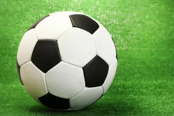Футбольный мяч на искусственной зеленой траве — стоковое фото