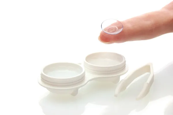 Lentes de contacto em recipientes e pinças, isoladas a branco — Fotografia de Stock