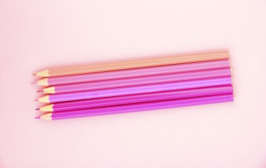 beyaz üzerine izole edilmiş renkli kalemler