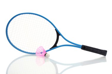 badminton raketi ve mekik horozu beyazda izole edilmiş.