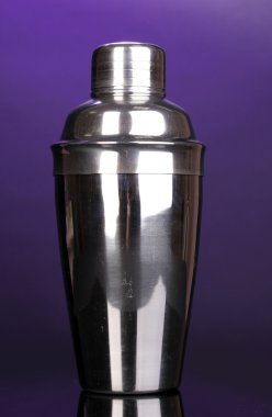 kokteyl shaker mor zemin üzerine