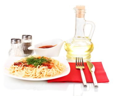 kompozisyon üzerinde beyaz izole domates soslu lezzetli pişmiş spagetti