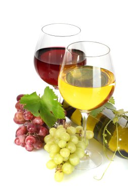 şişe ve bardak şarap ve olgunlaşmış üzümler beyaz izole