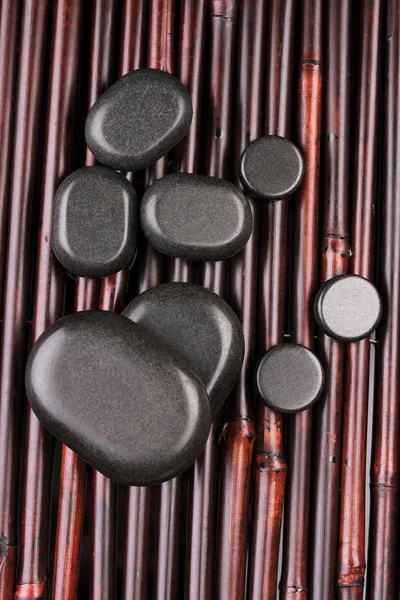 Wellness kameny na bambusové rohoži — Stock fotografie