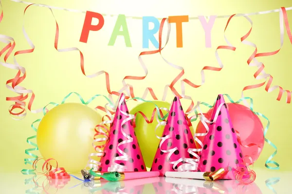 緑色の背景でパーティー アイテム — ストック写真