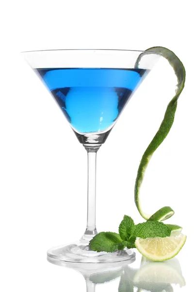 Mavi martini cam üzerine beyaz izole kokteyl — Stok fotoğraf