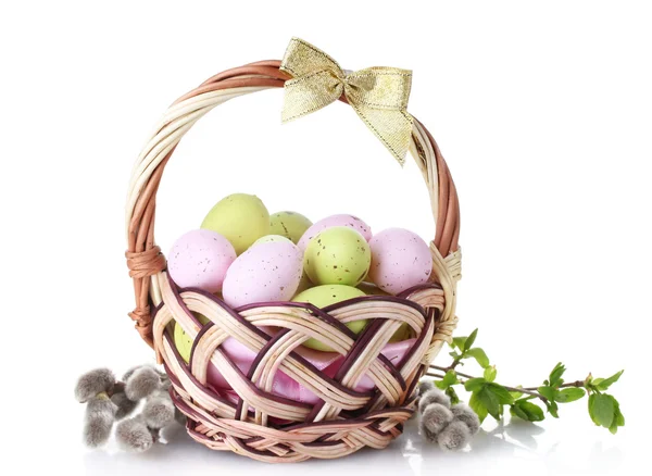 Cesta com ovos de Páscoa e galhos bichano-salgueiro isolado em branco — Fotografia de Stock