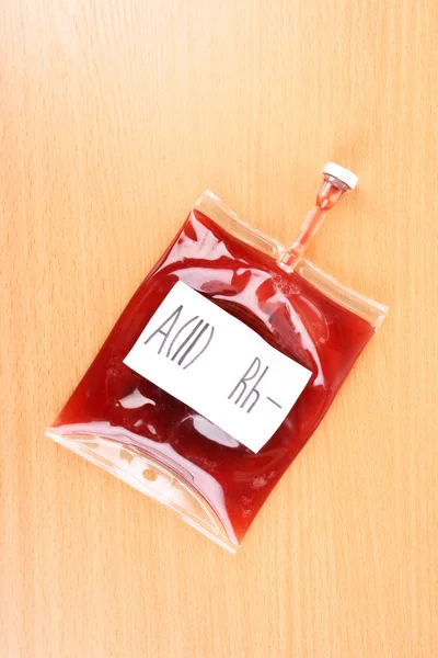Blodpose på trebakgrunn – stockfoto