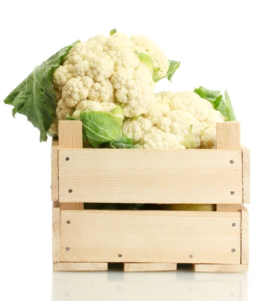 Świeże kalafiorów w drewniane pudełko na białym tle — Zdjęcie stockowe
