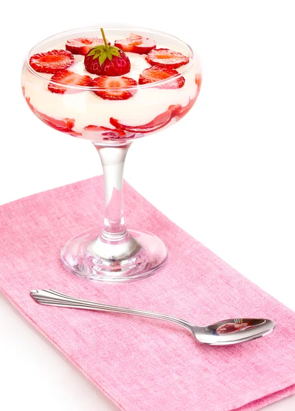 Vaso de fresas maduras con crema aislada sobre blanco — Foto de Stock