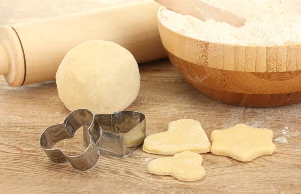 Cookie cutter with rolling pin on wooden table close-up — Stock Photo, Image
