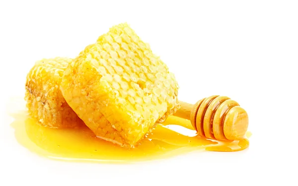 Gouden honingraten en houten drizzler met honing geïsoleerd op wit — Stockfoto