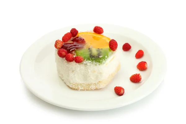 Gâteau sucré avec des fruits sur assiette isolé sur blanc — Photo