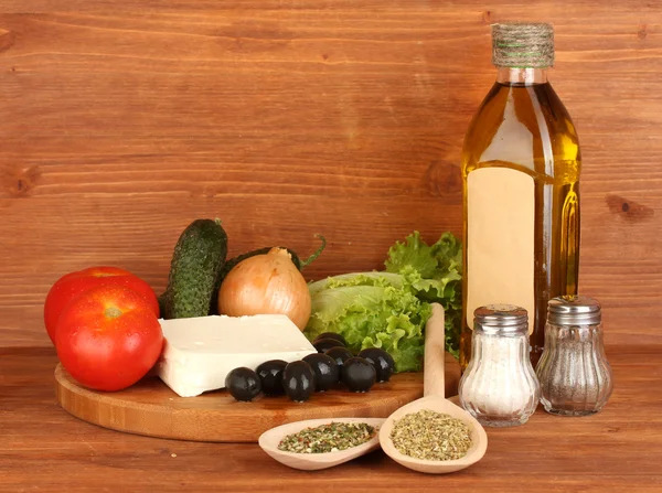Ingrediënten voor een Griekse salade op houten achtergrond close-up — Stockfoto