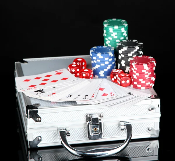 Poker metalik olgu izole üzerinde siyah bir arka plan üzerinde ayarlama — Stok fotoğraf
