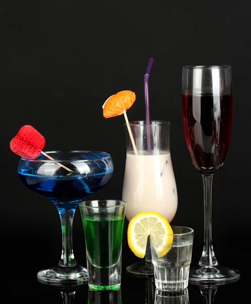 Uma variedade de bebidas alcoólicas isoladas em preto — Fotografia de Stock