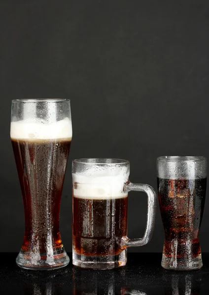 Refrescos - cerveja, cola e kvass isolados em preto — Fotografia de Stock