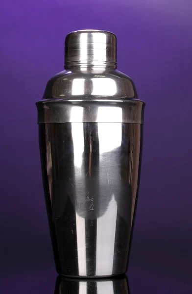 Shaker do koktajli na fioletowym tle — Zdjęcie stockowe