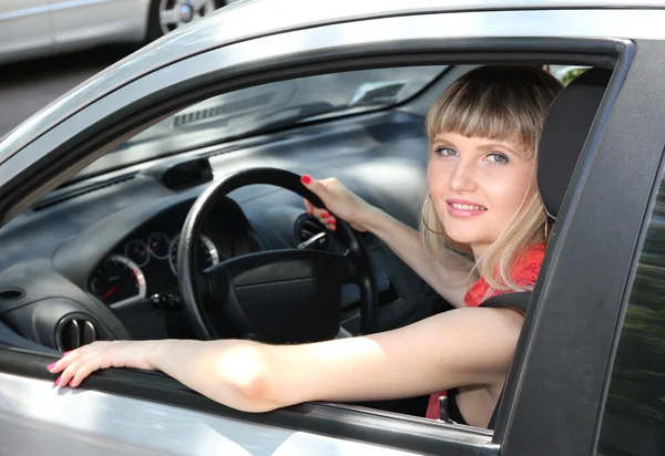 Gelukkig lachend blonde vrouw in auto — Stockfoto
