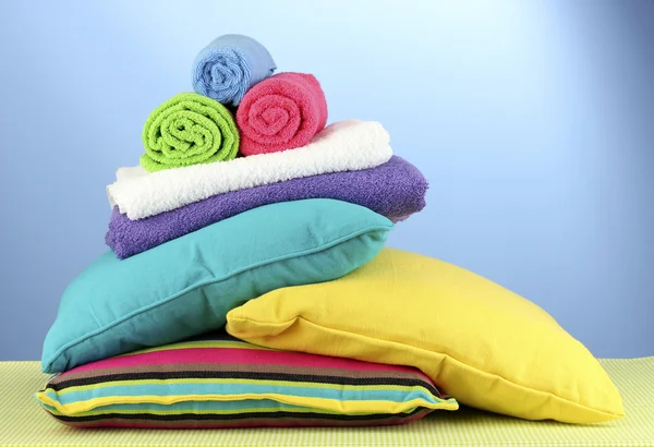 Cuscini e asciugamani su sfondo blu — Foto Stock